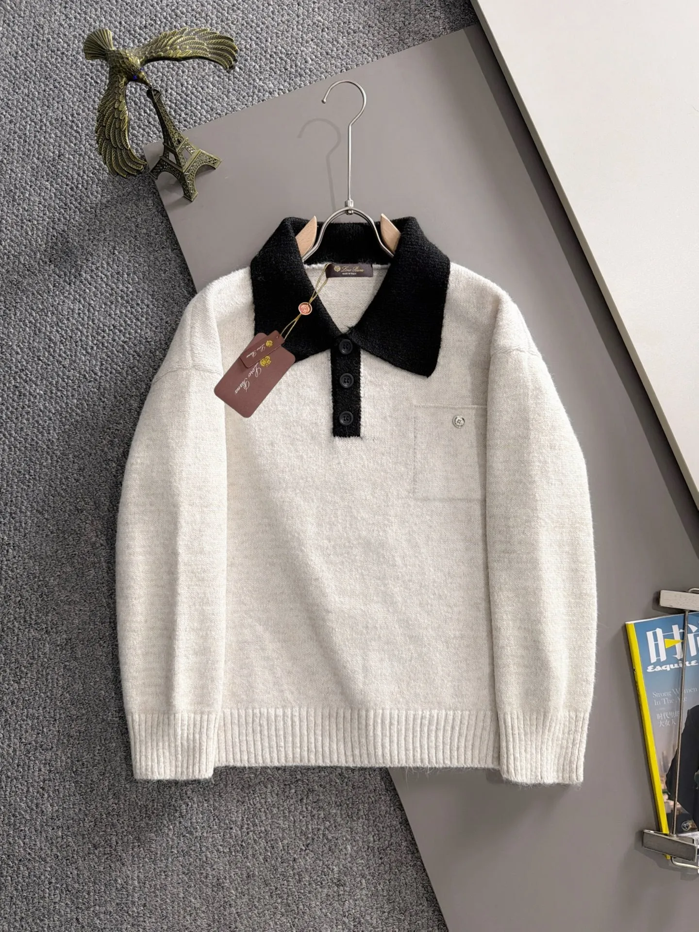 LP Loro Piana's latest sweaters from the official website for fall and winter 2026 are now on sale at the counter for Hot Sale! Specially made of wool blended fabric. It feels comfortable and can be directly in contact with the skin. The logo badge is exquisitely embroidered, which is extremely eye-catching! The details highlight the fashionable charm of big brands. Exquisite workmanship. Three-dimensional cutting style. The wearing effect is invincible and handsome! All three standards are complete! Sizes:M-3XL